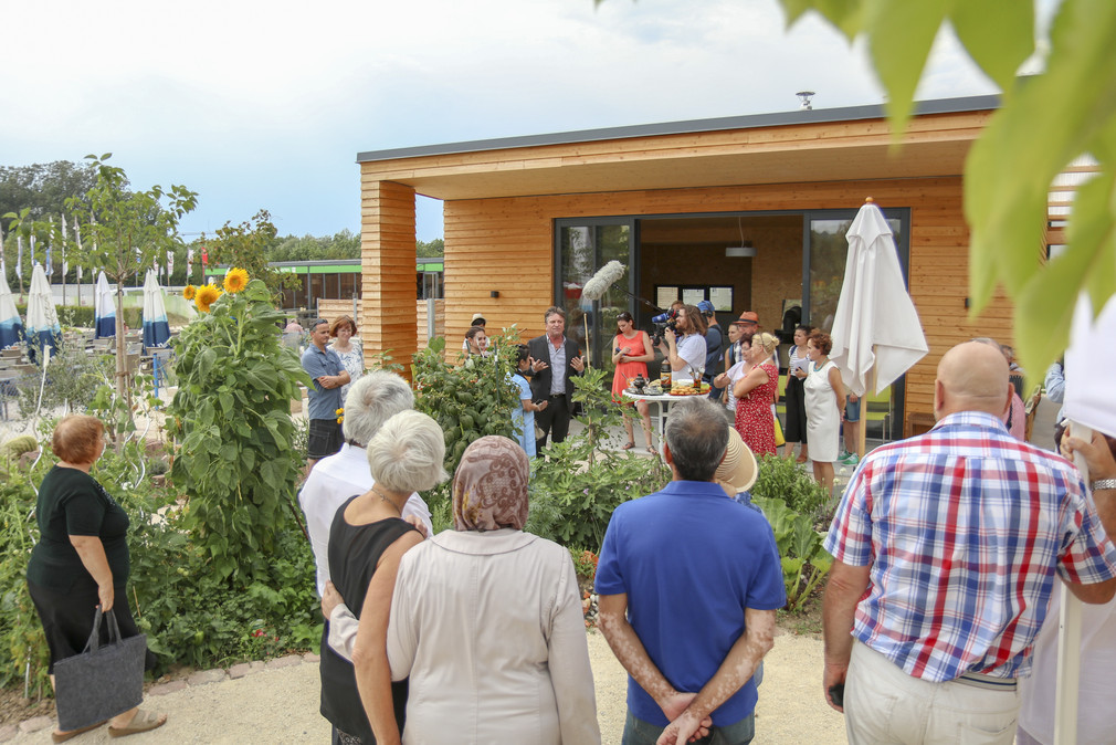 Minister Manne Lucha besucht den interkulturellen Garten auf der Landesgartenschau in Lahr