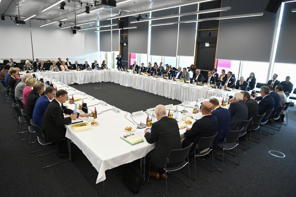 Mobilität Strategiedialog Automobilwirtschaft BW zieht erstes Resümee Blick in den Konferenzraum (© e-mobil BW / Studio KD Busch)