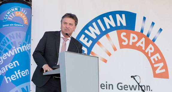 Sozial- und Integrationsminister Manne Lucha spricht an Redepult bei der Veranstaltung zur Fahrzeugübergabe des Projekts „VRmobil“ am 19. Juli 2018 in Stuttgart
