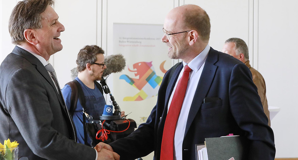 Minister Manne Lucha begrüßt den nordrhein-westfälischen Arbeits- und Integrationsminister Rainer Schmeltzer im Foyer des Graf-Zeppelin-Hauses Friedrichshafen