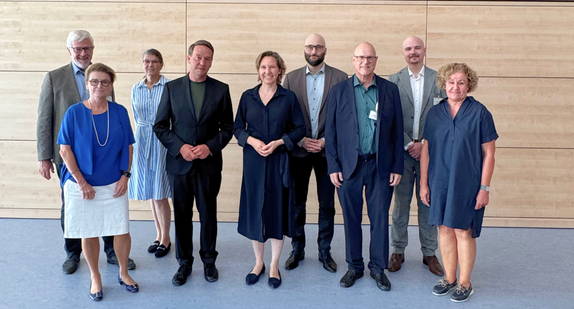 Minister Hildenbrand, MdL (vierter von links) und Isabell Rathgeb, MdL (fünfte von links) mit Mitgliedern der Geschäftsleitung, Geschäftsführerin Anett Rose-Losert (zweite von links), der dualen Klinikleitung Forensische Psychiatrie sowie einer Vertreterin des Ministeriums bei ihrem Rundgang durch den Maßregelvollzug in Schwäbisch Hall.