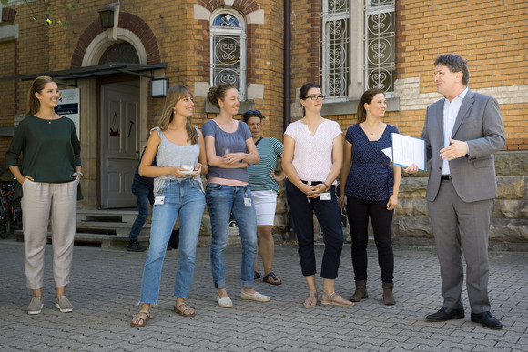 Minister Manne Lucha im Gespräch mit mehreren jungen Menschen