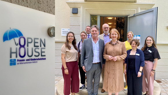  Minister Manne Lucha und Bundesministerin Lisa Paus beim Gruppenbild mit Verantwortlichen des Open House Heilbronn vor dem Eingang des Schutzhauses.