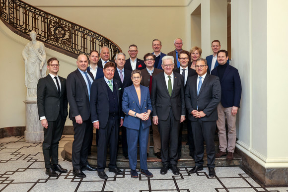 Internationales Kretschmann trifft AmCham Germany Gruppenbild mit Ministerpräsident Winfried Kretschmann, Staatsminister Dr. Florian Stegmann und den Gästen der American Chamber of Commerce in Germany