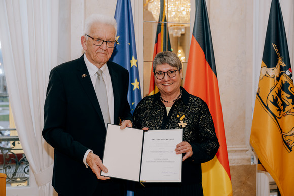 Ministerpräsident Winfried Kretschmann (links) und Elvira Menzer-Haasis (rechts)