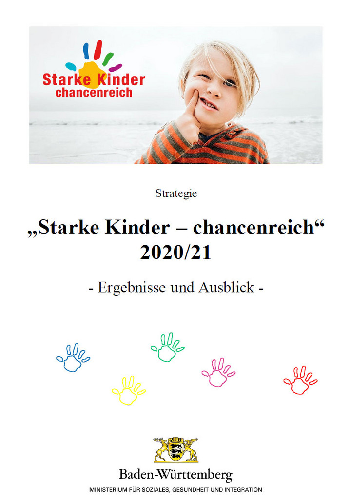 Kleiner Junge schaut in Kamera, rundherum bunte Handabdr&uuml;cke