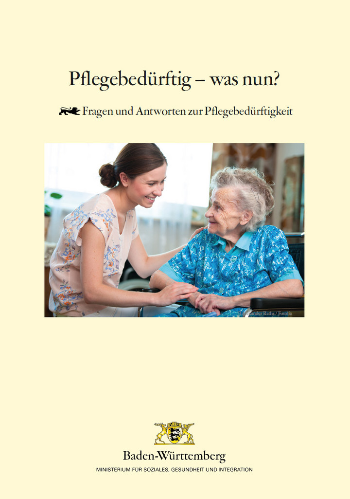 Bild einer Seniorin im Gespr&auml;ch mit einer jungen Pflegerin