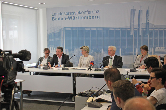 Regierungspressekonferenz mit Regierungssprecher Rudi Hoogvliet, Sozial- und Integrationsminister Manne Lucha, Wirtschafts- und Arbeitsministerin Hoffmeister-Kraut und Ministerpräsident Winfried Kretschmann in Stuttgart