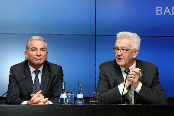 Pressekonferenz Maßnahmen zur Steigerung der Verkehrssicherheit Ministerpräsident Winfried Kretschmann (r.) und Innenminister Thomas Strobl (l.)