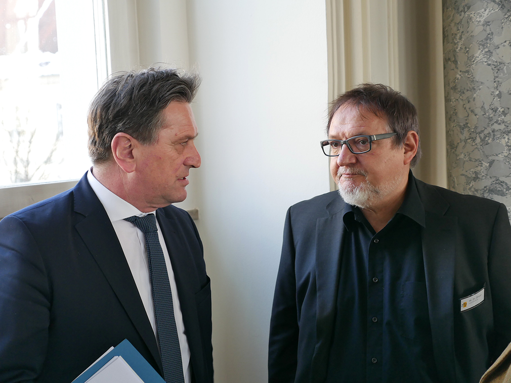 Minister Manne Lucha und der Geschäftsführer der ZfP Südwürttemberg und des Zentrums für Psychiatrie Dr. Dieter Grupp unterhalten sich