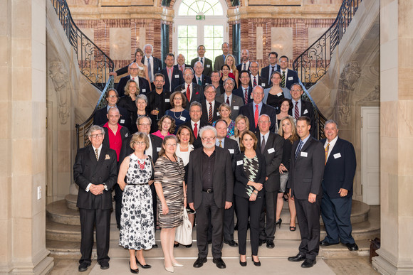 Informationsreise Murawski empfängt Honorarkonsuln aus USA und Kanada Gruppenbild mit Staatsminister Klaus-Peter Murawski (1. Reihe, M.)