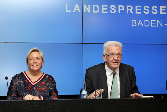 Pressekonferenz Exzellenzgymnasium für Naturwissenschaft und Technik Ministerpräsident Winfried Kretschmann (r.) und Kultusministerin Susanne Eisenmann (l.)