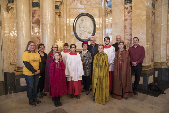 Tradition Kretschmann empfängt Sternsingergruppen Ministerpräsident Winfried Kretschmann und seine Frau Gerlinde (M.) mit den Sternsingern der Katholische Kirchengemeinde zur Heiligen Familie (Marbach)