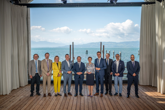 Europa IBK-Strategiegespräch in Kressbronn Gruppenbild mit dem Bodensee im Hintergund, von links nach rechts: Carsten Gabbert (Baden-Württemberg), Dr. Roger Nobs (Appenzell Ausserrhoden), Dr. Kathrin Arioli (Zürich), Eric Beißwenger (Bayern), Florian Haßler (Baden-Württemberg), Brigitte Haas (Liechtenstein ), Markus Wallner (Vorarlberg ), Patrick Strasser (Schaffhausen), Marc Mächler (St. Gallen), und Roman Dobler (Appenzell Innerrhoden)