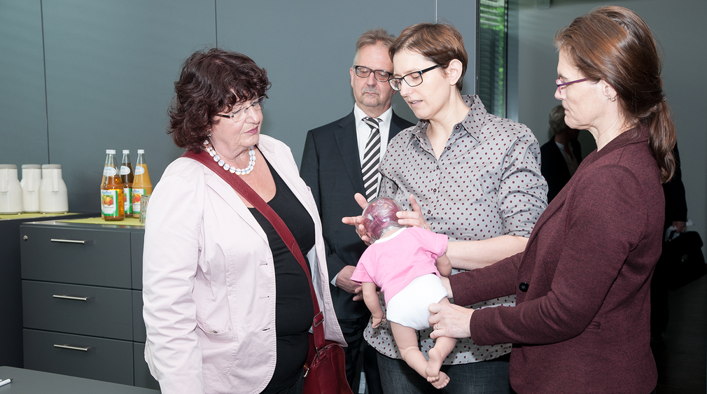Dr. Christina Jaki (Leiterin Stuttgarter Pädiatrie- und Patienten Simulator [STUPS] Klinikum Stuttgart) erläutert anhand einer speziellen Puppe, was bei einem Schütteltrauma im Gehirn eines Babys passiert.