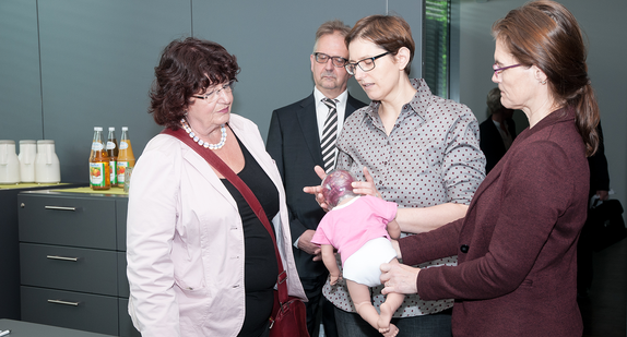 Dr. Christina Jaki (Leiterin Stuttgarter Pädiatrie- und Patienten Simulator [STUPS] Klinikum Stuttgart) erläutert anhand einer speziellen Puppe, was bei einem Schütteltrauma im Gehirn eines Babys passiert.