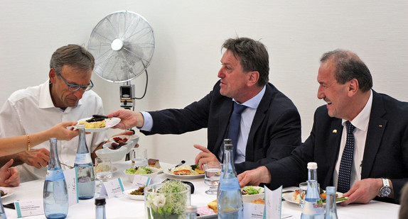 Bürgermeister Werner Wölfle (Stadt Stuttgart), Minister Manne Lucha und Yavuz Kazanç (Vorsitzender Landesverband der Islamischen Kulturzentren Baden-Württemberg) beim Abendessen