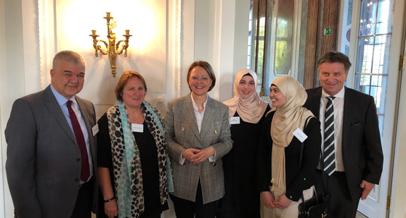 Sozial- und Integrationsminister Manne Lucha mit Gästen auf dem Iftar-Empfang im Neuen Schloss in Stuttgart