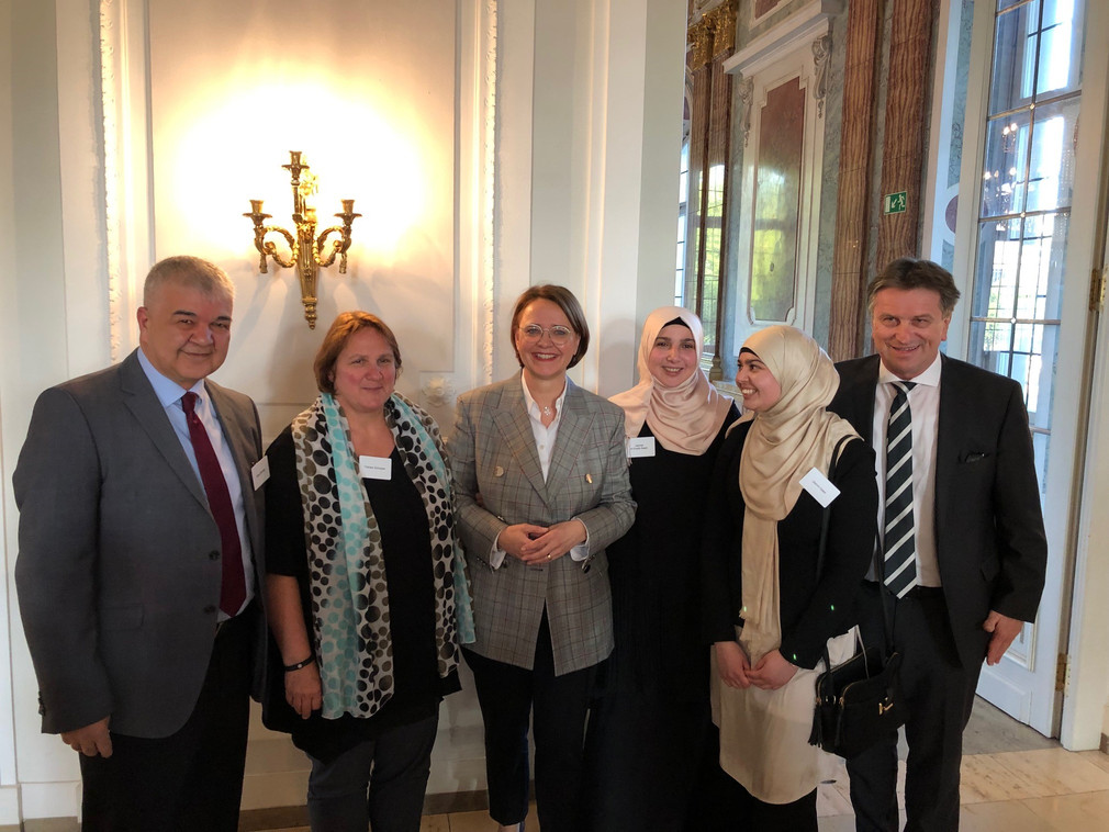 Sozial- und Integrationsminister Manne Lucha mit Gästen auf dem Iftar-Empfang im Neuen Schloss in Stuttgart
