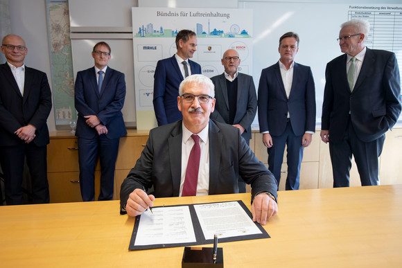 Luftreinhaltung Bündnis für Luftreinhaltung unterzeichnet Wendelin Göbel, Vorstandsmitglied der Audio AG, unterschreibt das Bündnis für Luftreinhaltung. (Bild: Staatsministerium Baden-Württemberg)