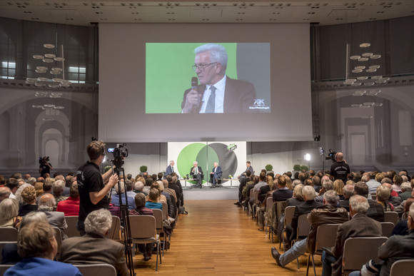ZWISCHENBILANZ Nüchtern betrachtet erfolgreich – Kretschmann und Strobl in Stuttgart Ministerpräsident Winfried Kretschmann am Mikrofon (Bild: Staatsministerium Baden-Württemberg)
