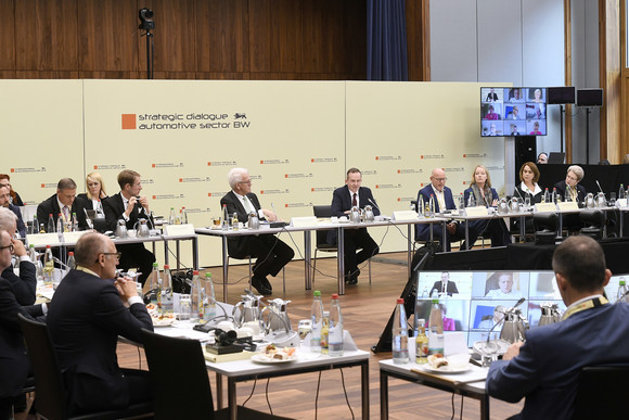 Transformation Treffen des Strategiedialogs Automobilwirtschaft in Brüssel 6. Jahresveranstaltung des Strategiedialogs Automobilwirtschaft Baden-Württemberg in Brüssel, in der Mitte Ministerpräsident Winfried Kretschmann und Dr. Volker Wissing, Bundesminister für Verkehr und digitale Infrastruktur