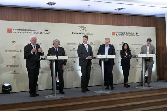 Transformation Treffen des Strategiedialogs Automobilwirtschaft in Brüssel von links nach rechts: Ministerpräsident Winfried Kretschmann, Thierry Breton, EU-Kommissar für Binnenmarkt und Dienstleistungen, Ola Källenius, Vorstandsvorsitzender der Mercedes-Benz Group AG, Dr. Stefan Hartung, Vorsitzender der Geschäftsführung der Robert Bosch GmbH, Barbara Frenkel, Mitglied des Vorstands der Dr. Ing h.c. F. Porsche AG, und Regierungssprecher Matthias Gauger bei der Pressekonferenz