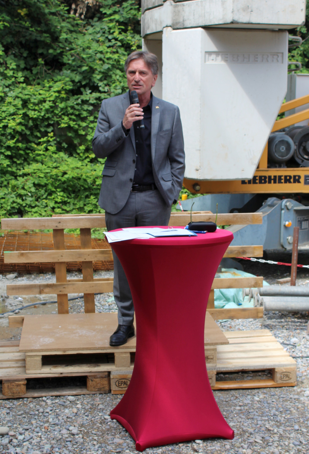 Minister Manne Lucha an Redepult bei Richtfest des Neubaus „Wilden 13“ in Friedrichshafen