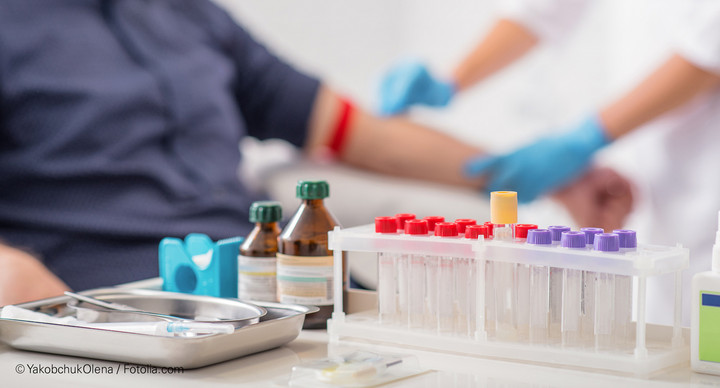 Arzthelferin nimmt Blut bei Mann ab