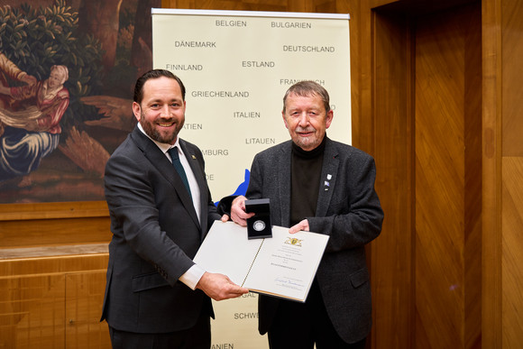 Auszeichnung Staufermedaille an um Europa verdiente Personen Staatssekretär Florian Hassler (l.) und Wolf-Rüdiger Zimmermann (r.)