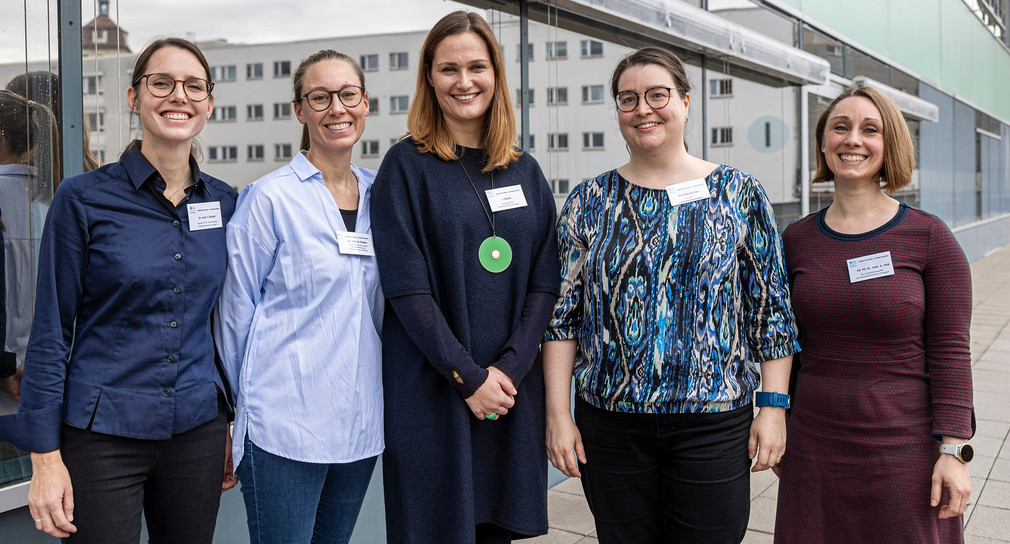 Aus fünf Frauen bestehendes Team der Gewaltambulanz Stuttgart steht vor dem Ambulanzeingang.