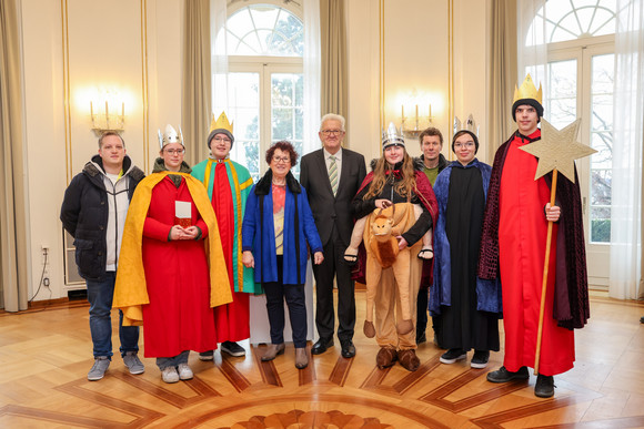 Aktion Dreikönigssingen Kretschmann empfängt Sternsingergruppen Ministerpräsident Winfried Kretschmann und seine Ehefrau Gerlinde mit der Sternsingergruppe der Kirchengemeinde St. Markus Liebfrauen Eislingen, Diözese Rottenburg-Stuttgart.