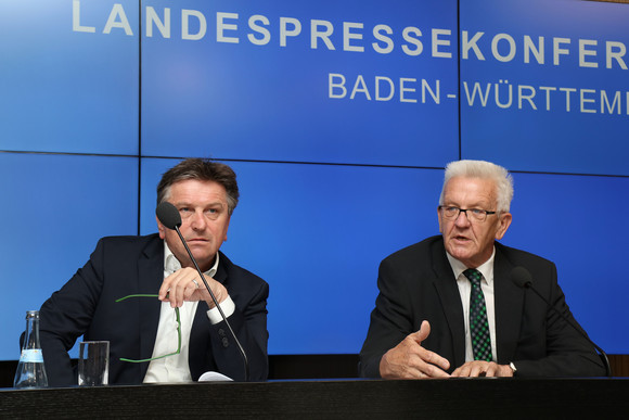 Pressekonferenz Masterplan Jugend und Versorgung psychisch kranker Menschen Ministerpräsident Winfried Kretschmann (r.) und Sozial- und Integrationsminister Manne Lucha (l.)