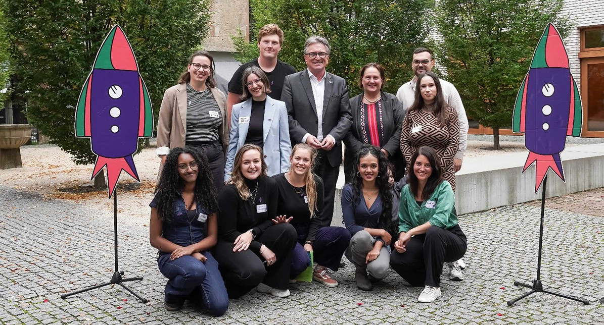 Gruppenfoto im Freien: Experten- und Expertinnengruppe und Team des Projekts Landesjugendforum BW mit Sozialminister Manne Lucha und Kultusministerin Theresa Schopper.
