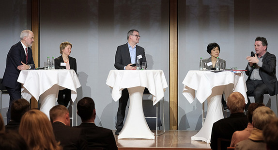 Podiumsdiskussion mit Dr. Antje Erler (Institut für Allgemeinmedizin, Goethe-Universität Frankfurt am Main), Landrat Thomas Reumann, Moderator Ingo Bach, Dr. Thuy-Nga Pham (University Toronto) und Sozial- und Integrationsminister Manne Lucha