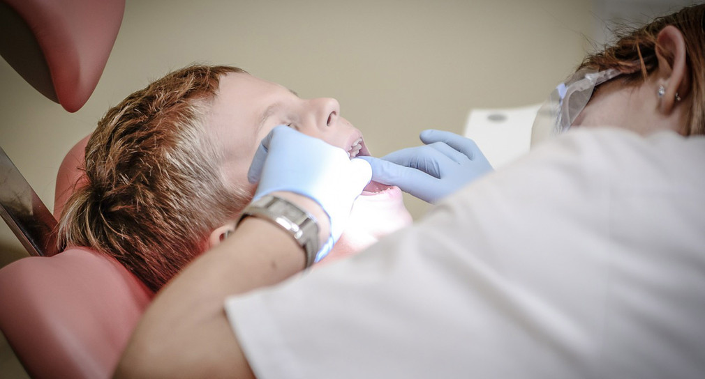 Zahnarzt behandelt Kind