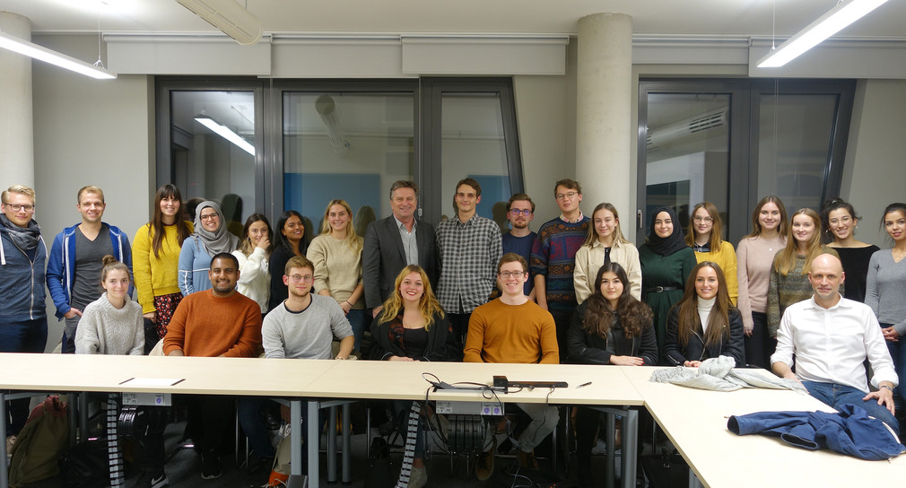 Gruppenfoto von Minister Manne Lucha mit Studentengruppe der Universität Stuttgart