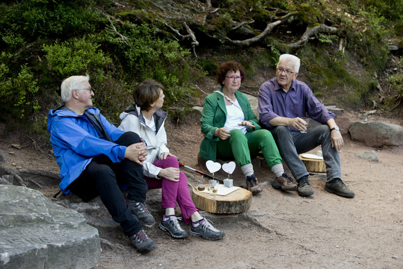 ANTRITTSBESUCH Bundespräsident Steinmeier in Baden-Württemberg Nationalpark Schwarzwald: Bundespräsident Frank-Walter Steinmeier, Elke Büdenbender, Gerlinde Kretschmann und Ministerpräsident Winfried Kretschmann (v.l.n.r.)