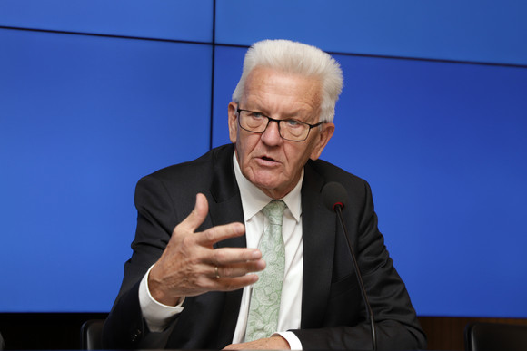 Pressekonferenz Pilotprojekt zur Risikovorsorge im Obst- und Weinbau Ministerpräsident Winfried Kretschmann bei der Regierungspressekonferenz (Bild: Staatsministerium Baden-Württemberg)