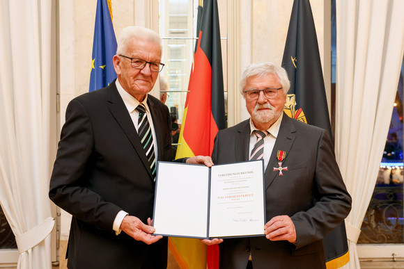 Tag des Ehrenamtes Kretschmann würdigt besonderes ehrenamtliches Engagement Ministerpräsident Winfried Kretschmann (links) und Gerhard Mengesdorf (rechts)