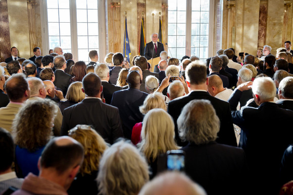 ANTRITTSBESUCH Bundespräsident Steinmeier in Baden-Württemberg Stuttgart, Neues Schloss: Bundespräsident Frank-Walter Steinmeier (hinten, M.)