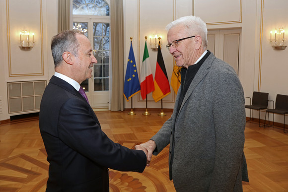 Antrittsbesuch Kretschmann empfängt italienischen Botschafter Ministerpräsident Winfried Kretschmann (r.) begrüßt den italienischen Botschafter Armando Varricchio (l.).