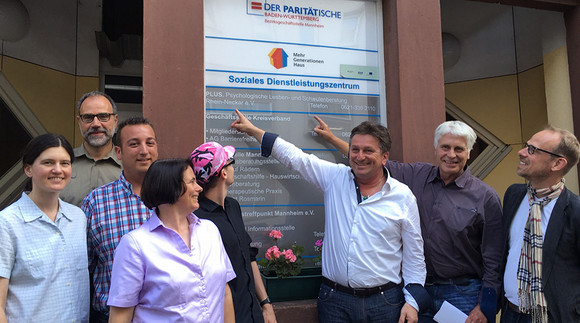 "PLUS, Psychologische Lesben-und Schwulenberatung Rhein-Neckar e.V." steht auf dem Schild am Eingang zum Mehr Generationenhaus in Mannheim.