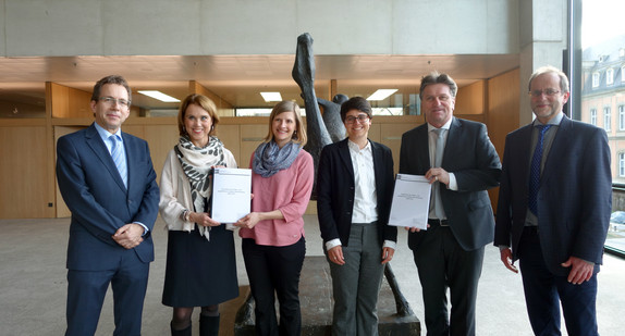 Gruppenfoto: Gerald Maier (Präsident Landesarchiv), Petra Olschowski (Staatsekretärin im Ministerium für Wissenschaft, Forschung und Kunst), Nastasja Pilz, M.A. und Nora Wohlfahrth, M.A. (Mitarbeiterinnen des Projekts im Landesarchiv), Minister Manne Lucha und Dr. Clemens Rehm (Landesarchiv)
