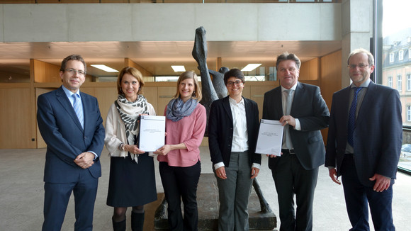 Übergabe Landesarchiv überreicht Heimliste Gruppenfoto: Gerald Maier (Präsident Landesarchiv), Petra Olschowski (Staatsekretärin im Ministerium für Wissenschaft, Forschung und Kunst), Nastasja Pilz, M.A. und Nora Wohlfahrth, M.A. (Mitarbeiterinnen des Projekts im Landesarchiv), Minister Manne Lucha und Dr. Clemens Rehm (Landesarchiv)