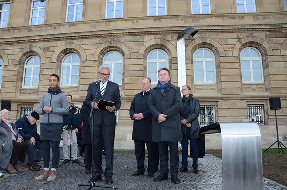 Redner spricht vor Publikum