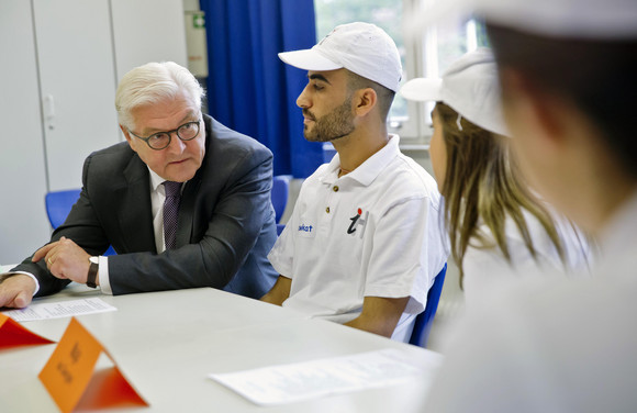 ANTRITTSBESUCH Bundespräsident Steinmeier in Baden-Württemberg Stuttgart, Gewerbliche Schule Im Hoppenlau: Bundespräsident Frank-Walter Steinmeier (l.)