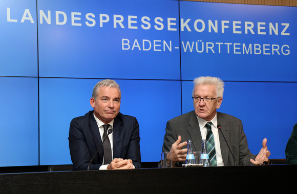 Pressekonferenz Regierungspressekonferenz Ministerpräsident Winfried Kretschmann (r.) und Innenminister Thomas Strobl (l.)