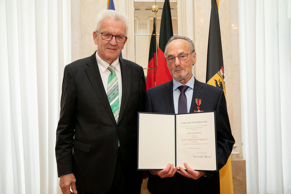 Auszeichnung Kretschmann würdigt besonderes ehrenamtliches Engagement Ministerpräsident Winfried Kretschmann (l.) und Manfred Wahl (r.) (Bild: Staatsministerium Baden-Württemberg)
