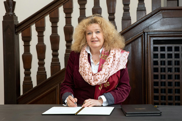 Vertragsunterzeichnung Schutz jüdischer Einrichtungen und Abwehr von Antisemitismus Prof. Barbara Traub, Vorsitzende der Israelitischen Religionsgemeinschaft Württemberg, bei der Vertragsunterzeichnung